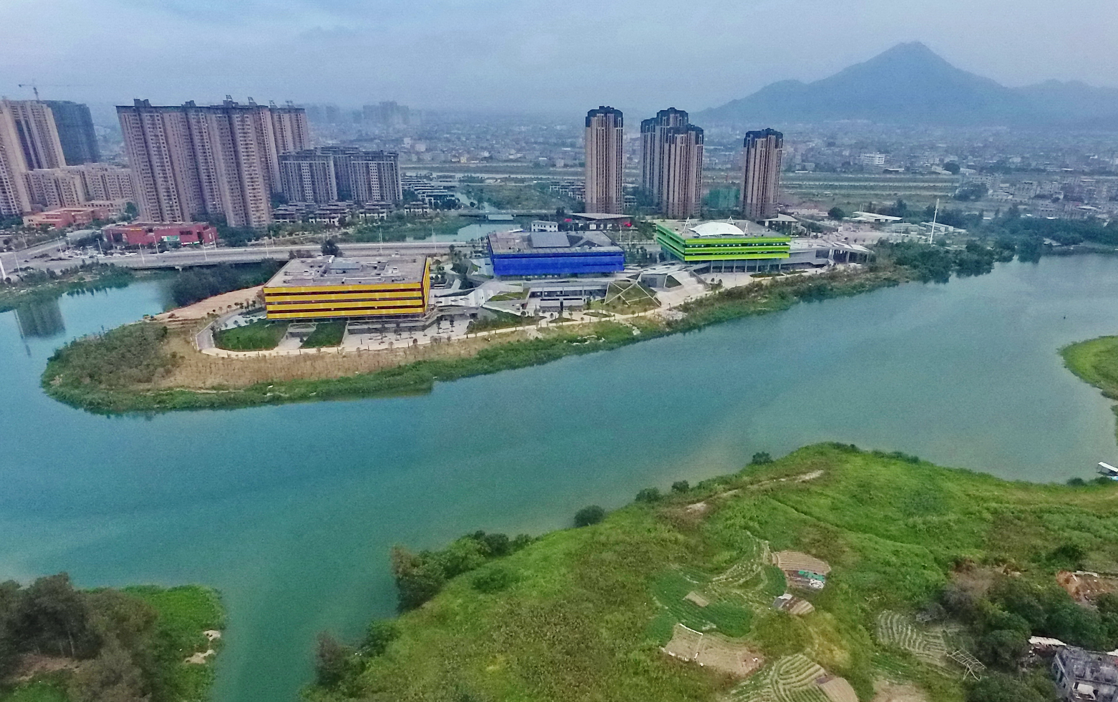 這是利用木蘭溪流域舊河道開挖成的人工湖——玉湖。當?shù)卦诖私Y合周邊公共綠地，建設公共建筑，實現(xiàn)了現(xiàn)代建筑與自然景觀渾然一體。