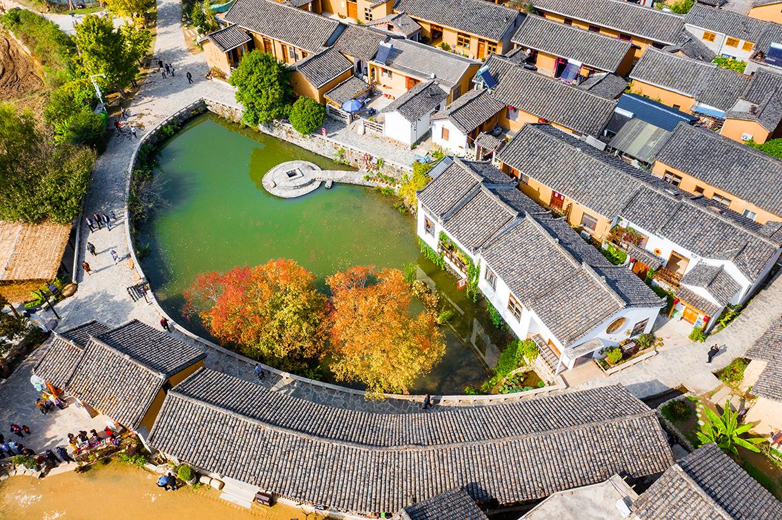 中國鄉(xiāng)村旅游新殺出一匹“黑馬”，人們都往這跑，深秋旅游真火爆