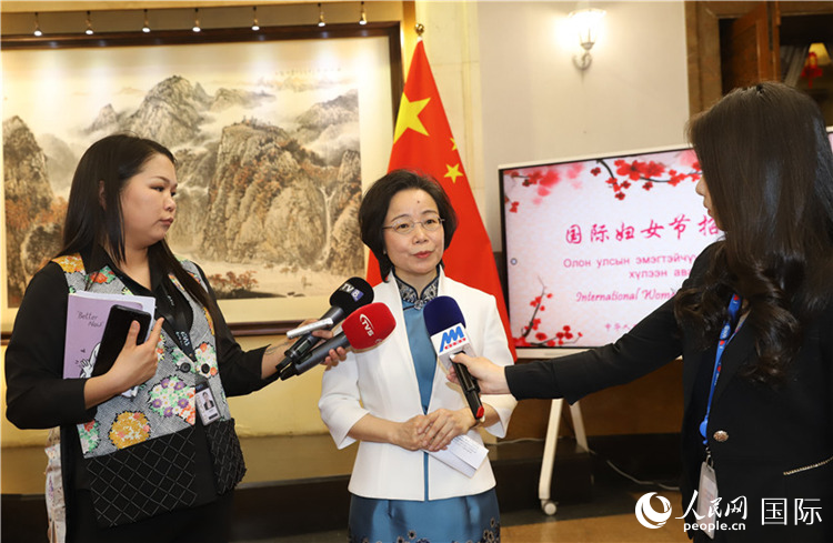 沈大使接受蒙古媒體采訪。人民網(wǎng)記者 霍文攝