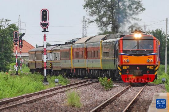   7月20日，首趟老撾泰國跨境鐵路客運列車抵達(dá)老撾萬象坎薩瓦站。新華社發(fā)（凱喬攝）