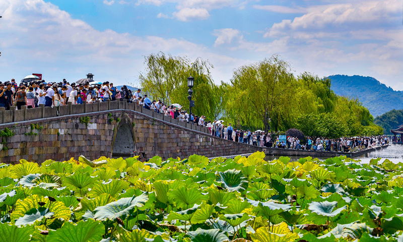 2024年10月4日，杭州西湖景區(qū)迎來國慶假期旅游高峰。